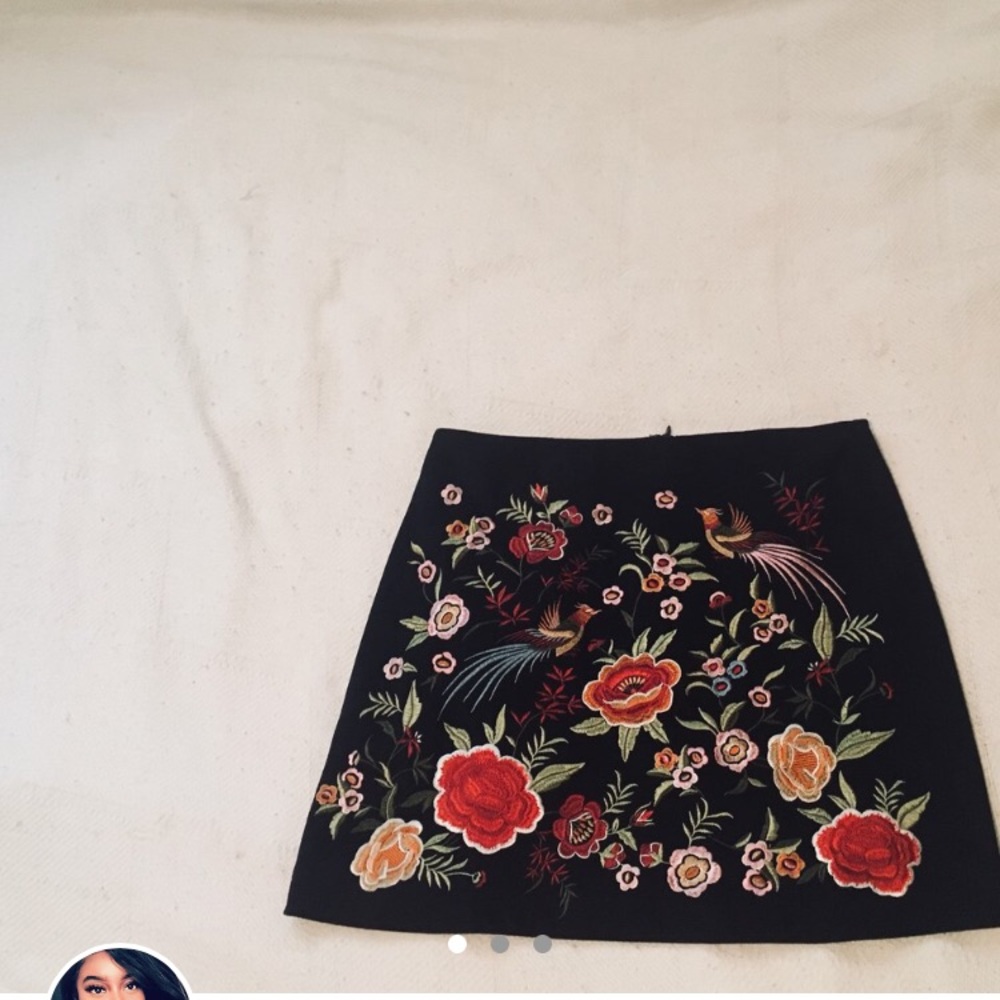 Black floral Forever 21  suede mini skirt💐